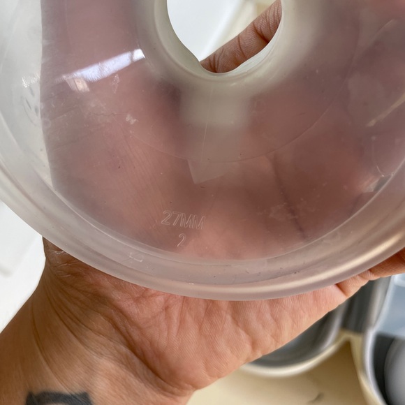 Momcozy White breast pump with case - Picture 7 of 9